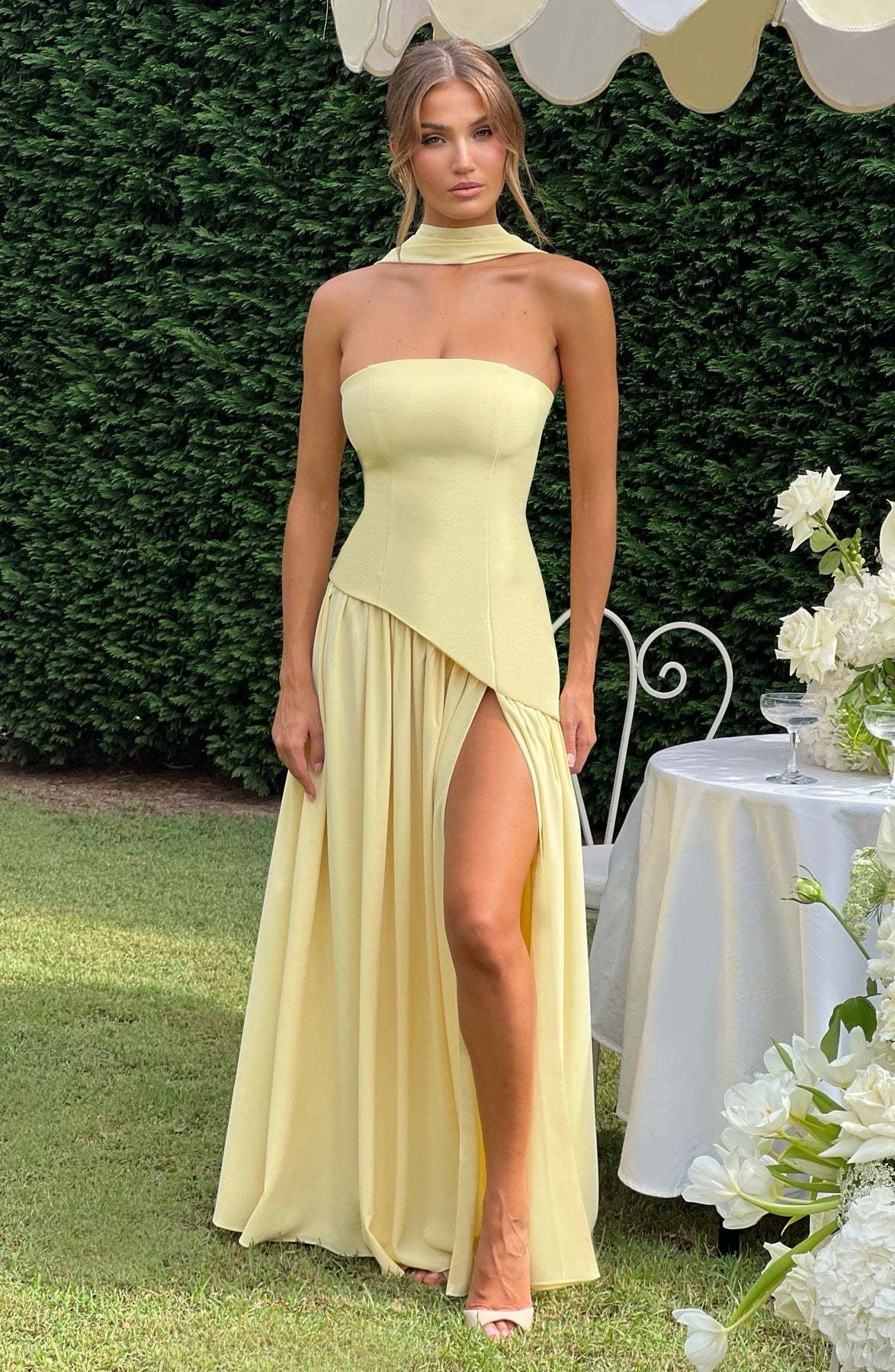 Lorima – Pastelowa sukienka maxi z rozcięciem