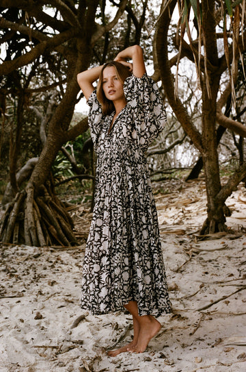 Nawojka – Zwiewna sukienka midi z bufiastymi rękawami