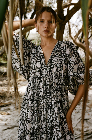 Nawojka – Zwiewna sukienka midi z bufiastymi rękawami