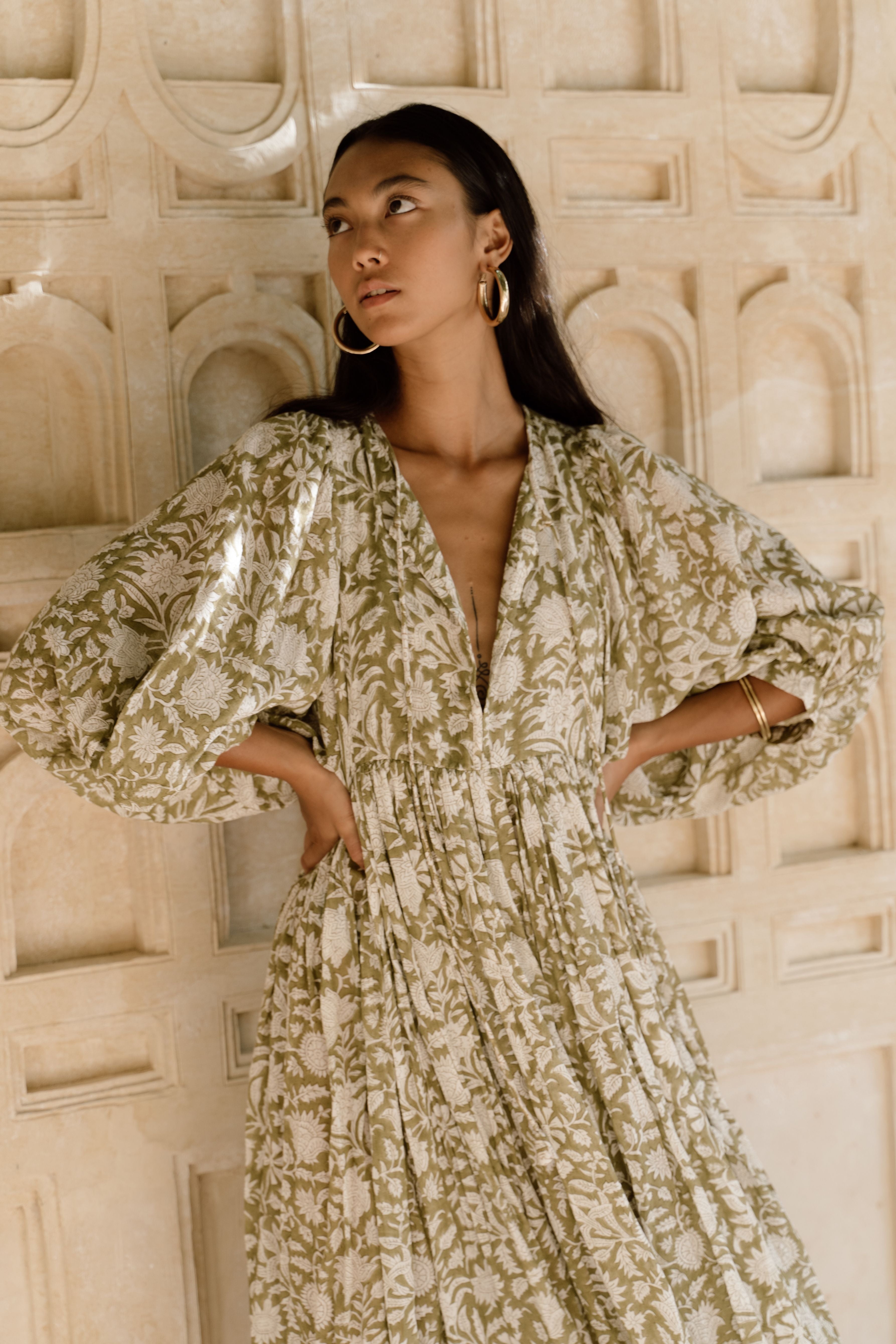 Nawojka – Zwiewna sukienka midi z bufiastymi rękawami