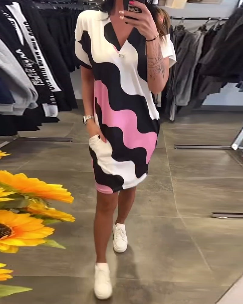 Karina | Sukienka z nadrukiem fal i dekoltem w serek