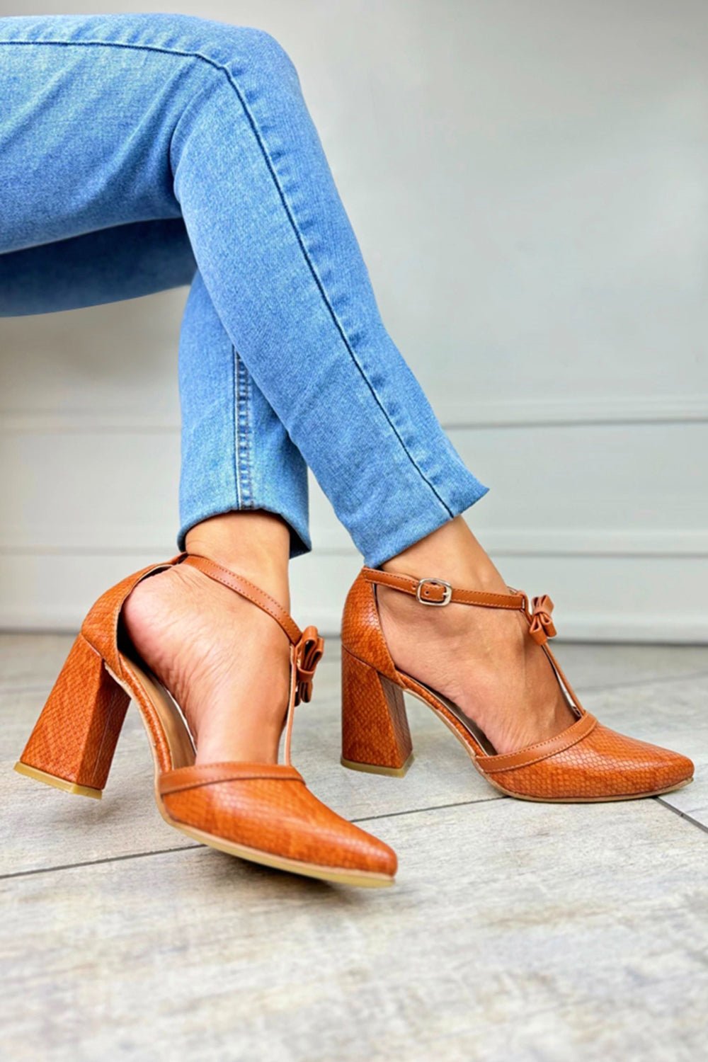 Zimiera - Eleganckie sandały z kwadratowymi noskami i paskami na krzyż