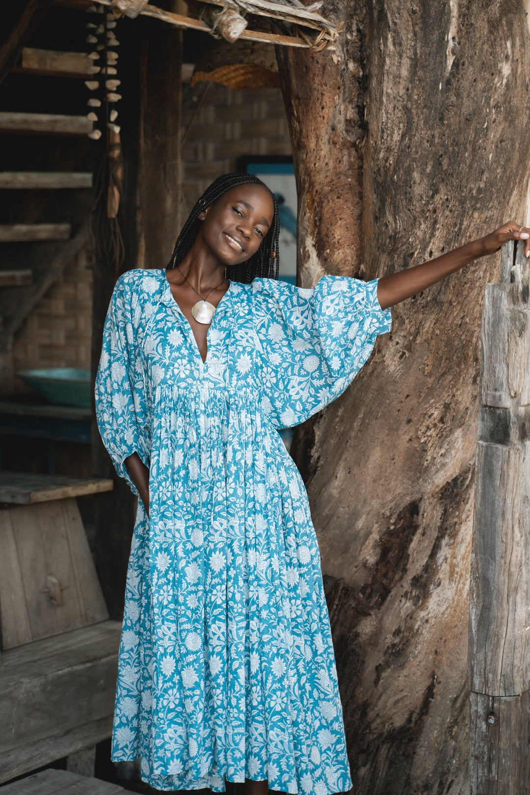 Nawojka – Zwiewna sukienka midi z bufiastymi rękawami