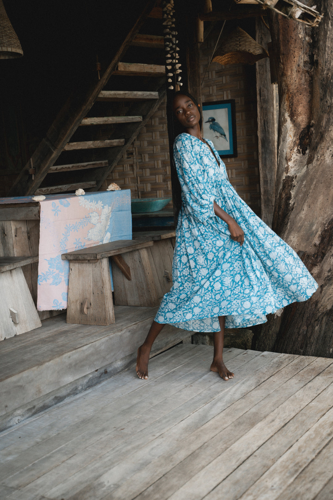 Nawojka – Zwiewna sukienka midi z bufiastymi rękawami